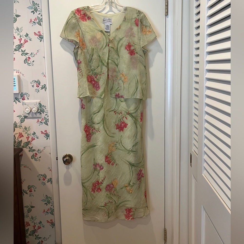 Karin Stevens party dress. Green & pink floral print. Size 14.